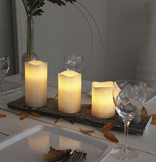 Bild av elegant middagsdukning med vaxljus i centrum