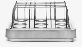 Bild av minimalistisk metallisk ljusstake med galler