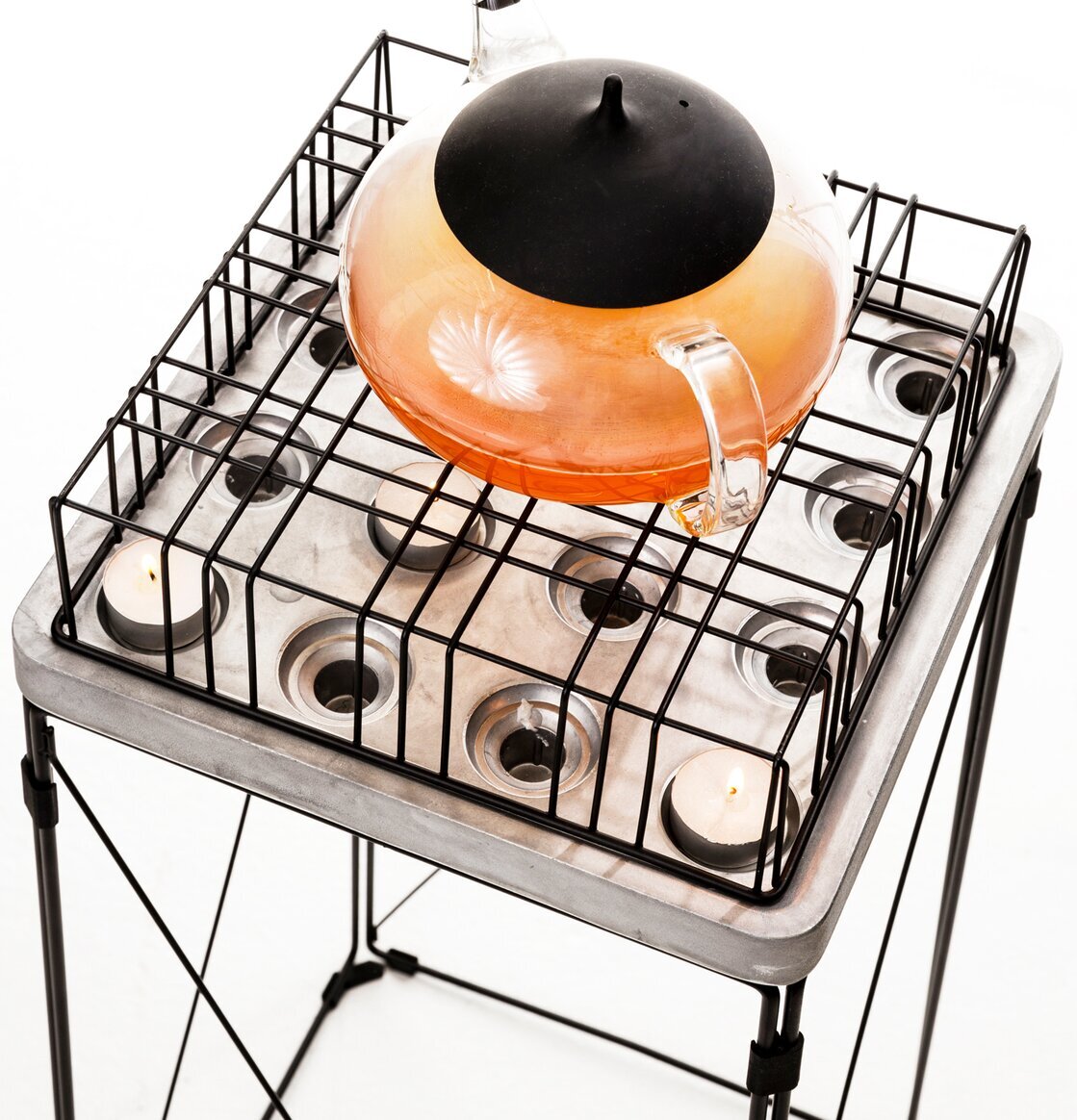 Foto av stilren ljuslykta med tekanna i kontrast