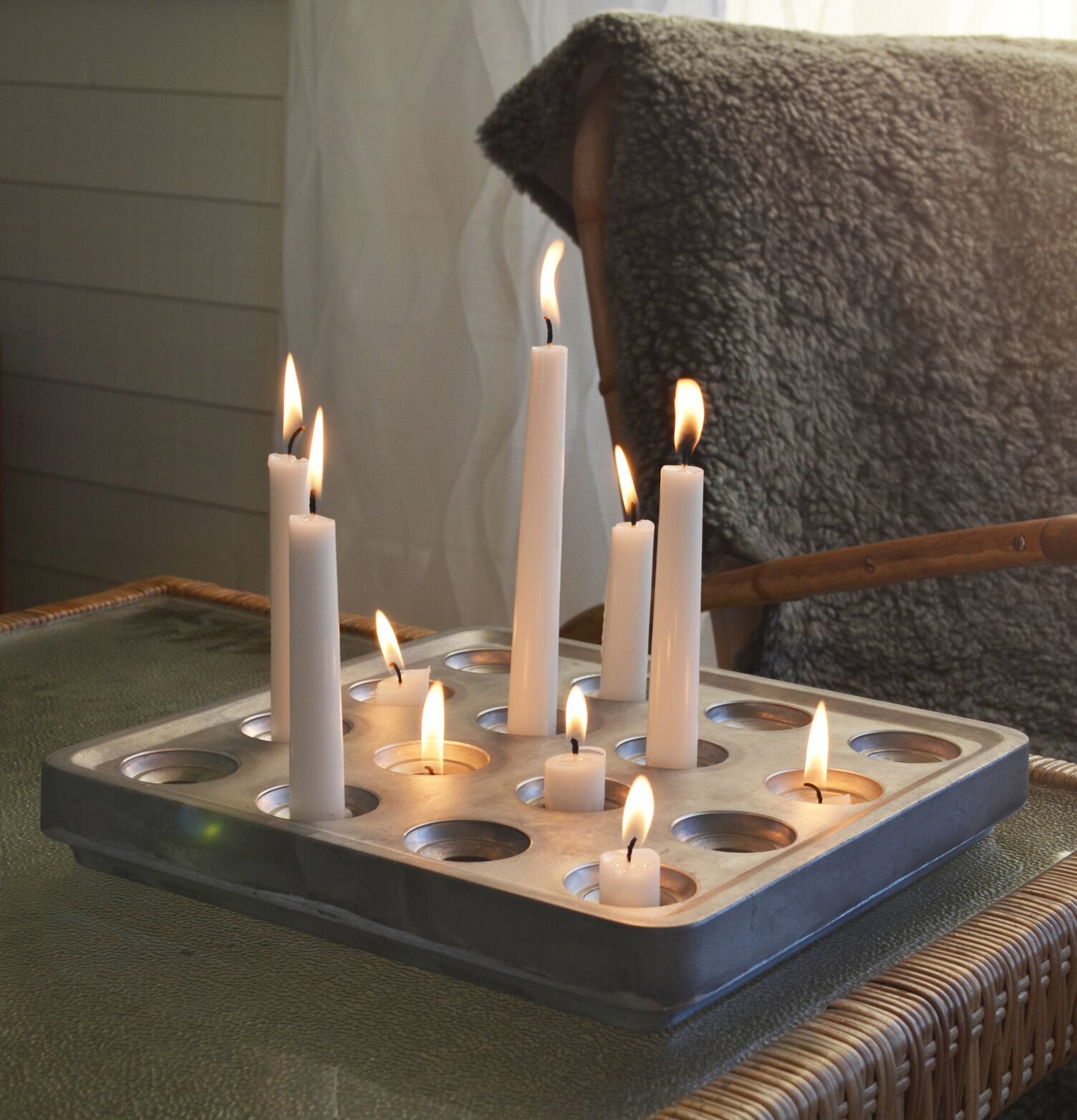 Foto av ljusarrangemang på bord med hemtrevlig känsla