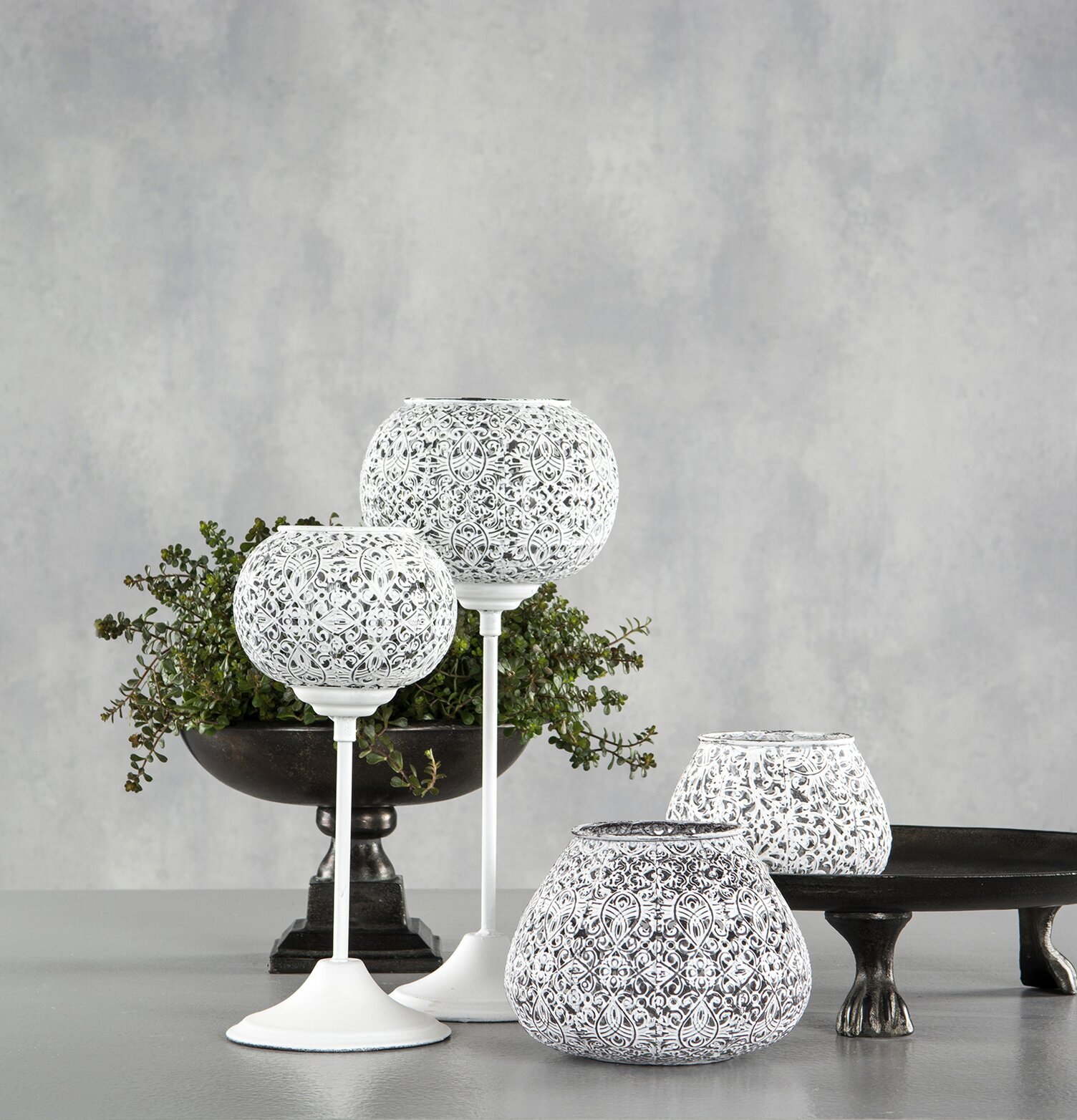 Bild av eleganta ljuslyktor i harmonisk komposition