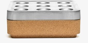 Bild av stilren ljushållare i kork och aluminium