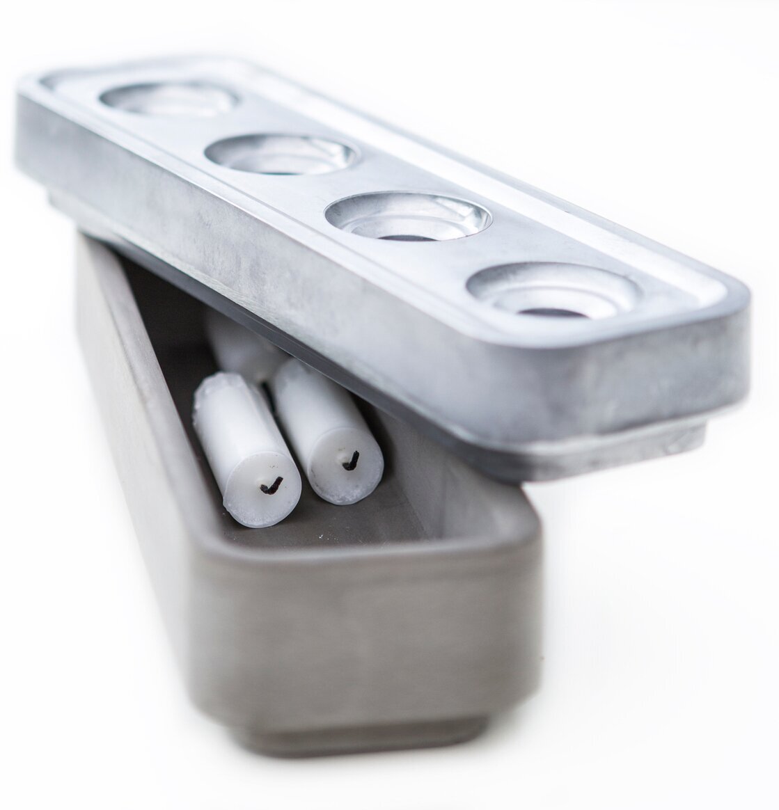 Bild av robust ljuslykta med hållbar och ren design