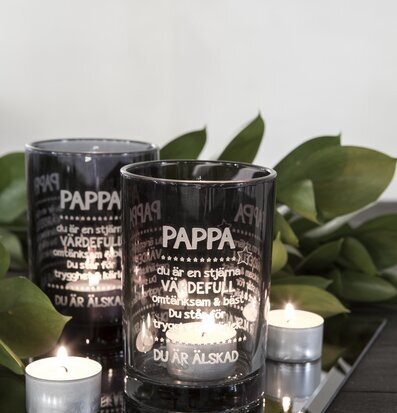 Bild av stämningsfull scen med ljuslykta och värmeljus