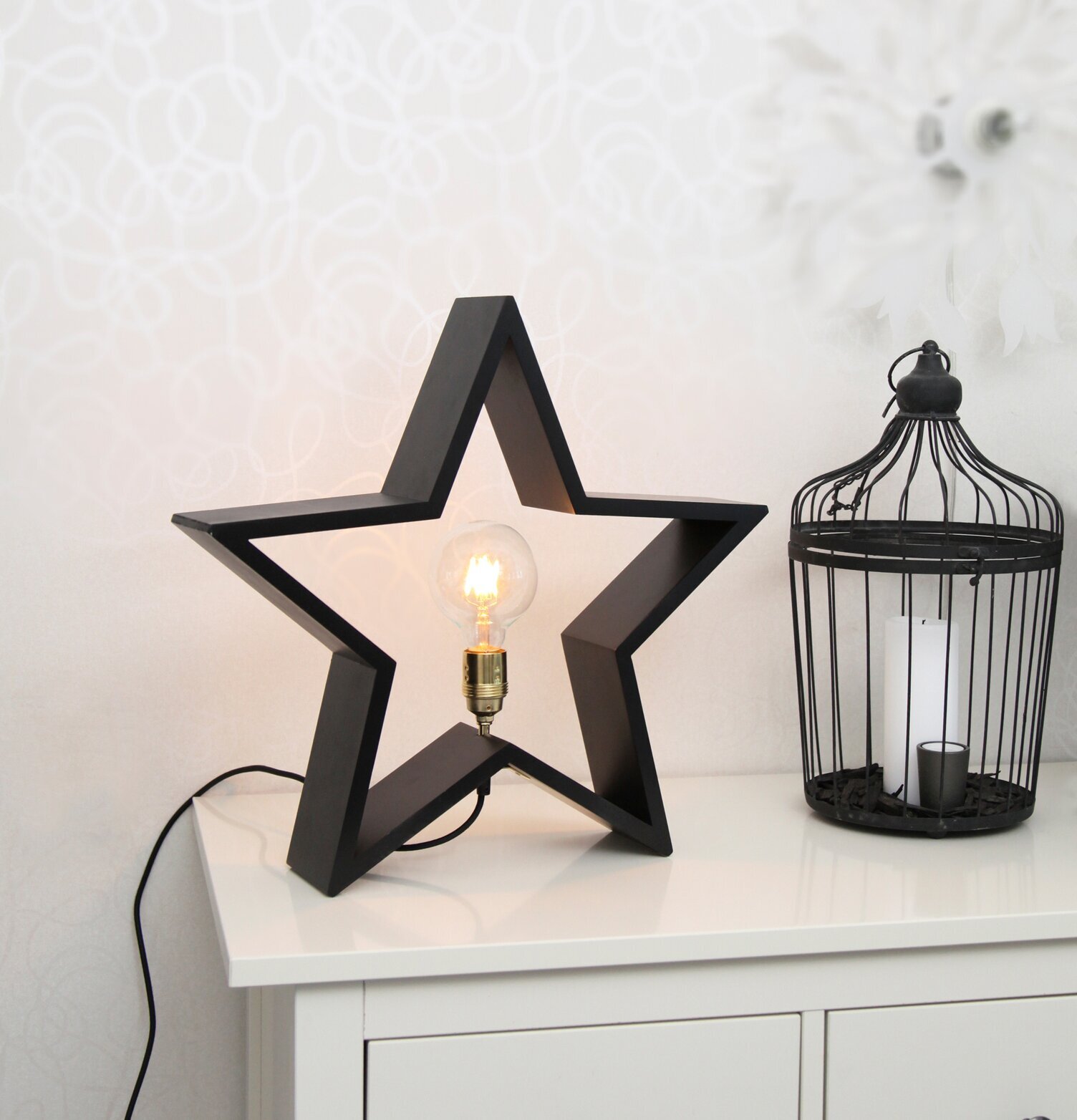 Bild av stilfull stjärnformad ljuslykta i modern inredning