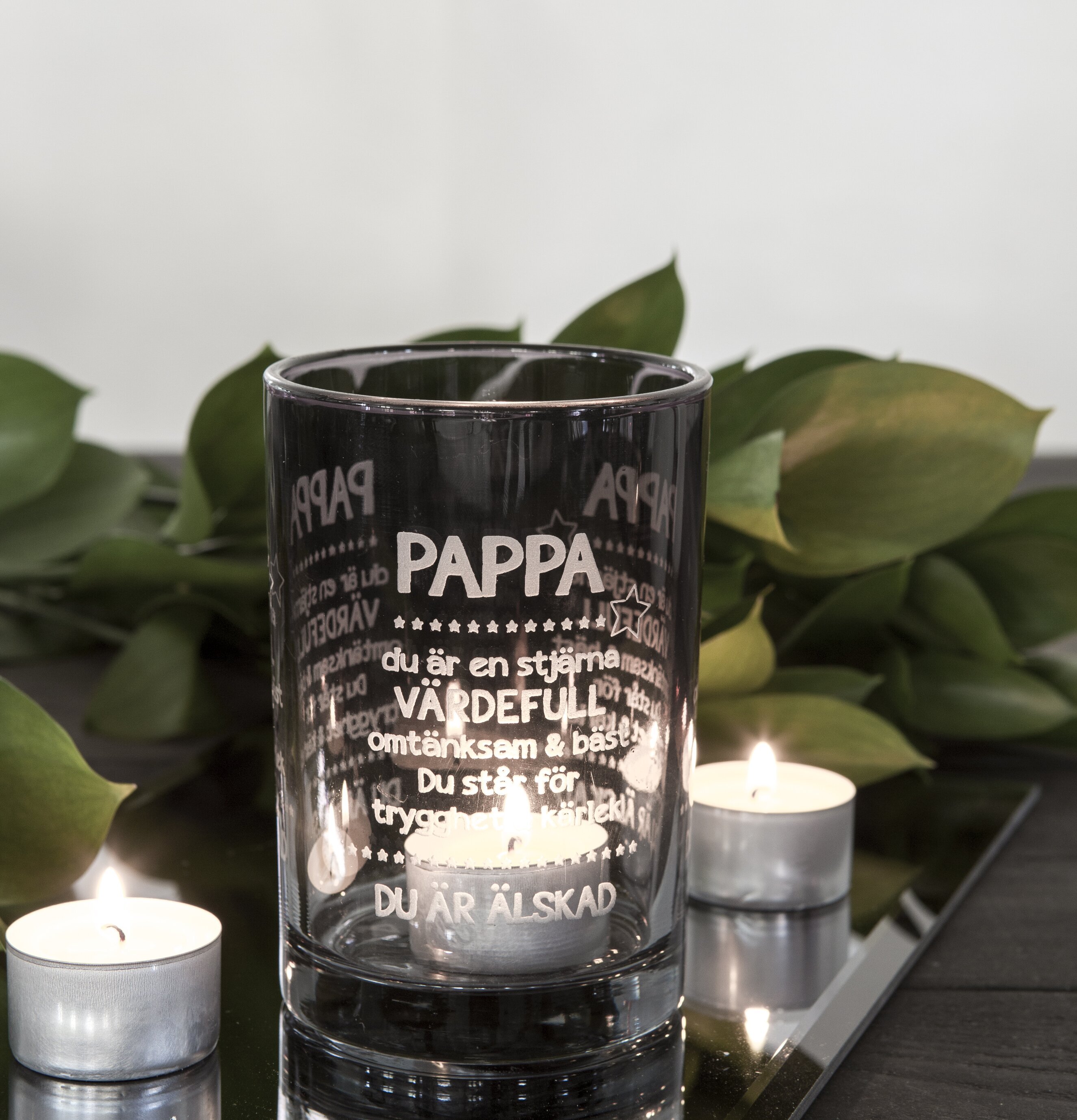 Bild av stilfull ljuslykta med gråtonad yta och text