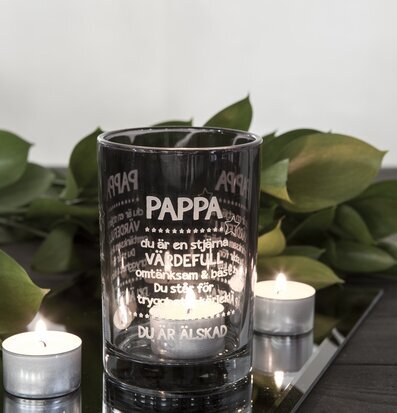 Bild av stilfull ljuslykta med gråtonad yta och text