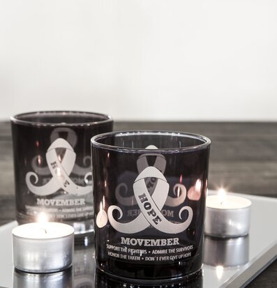 Bild av stilrena ljuslyktor med Movember-tema