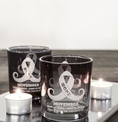 Foto av stilrena ljuslyktor med hoppfullt budskap