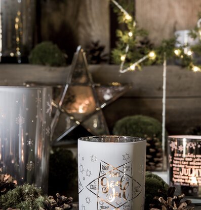 Bild av stämningsfull julscen med ljus och dekorationer