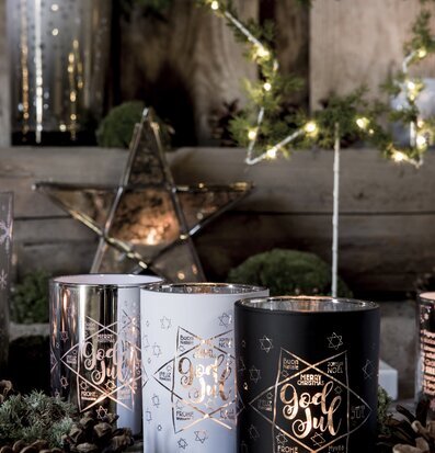 Bild av stämningsfull julscen med eleganta ljuslyktor