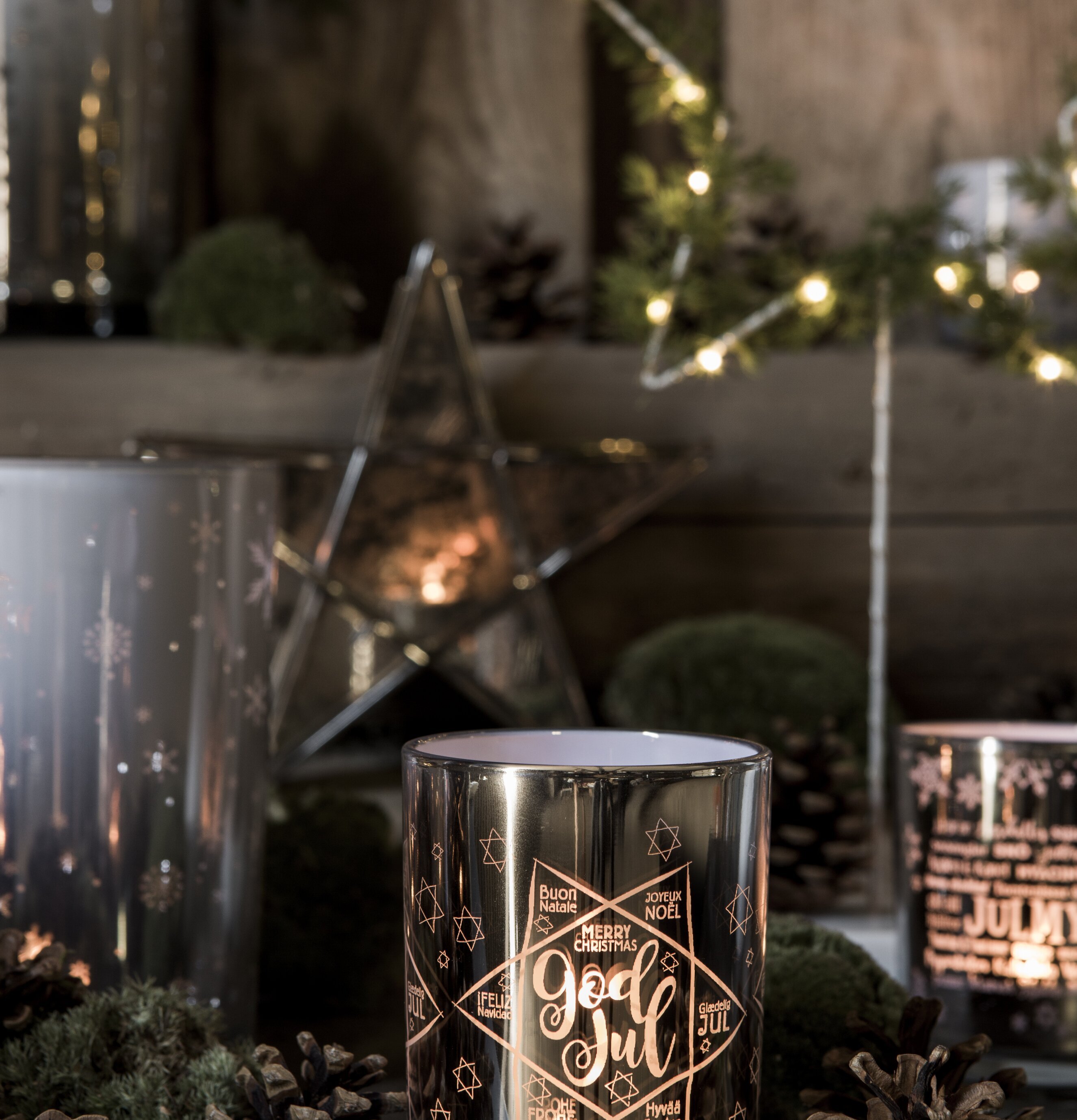 Foto av elegant ljuslykta med julmotiv och dekorationer