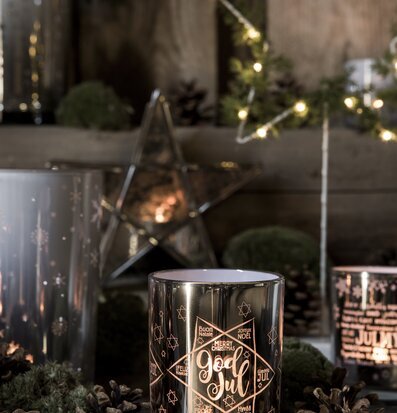 Foto av elegant ljuslykta med julmotiv och dekorationer