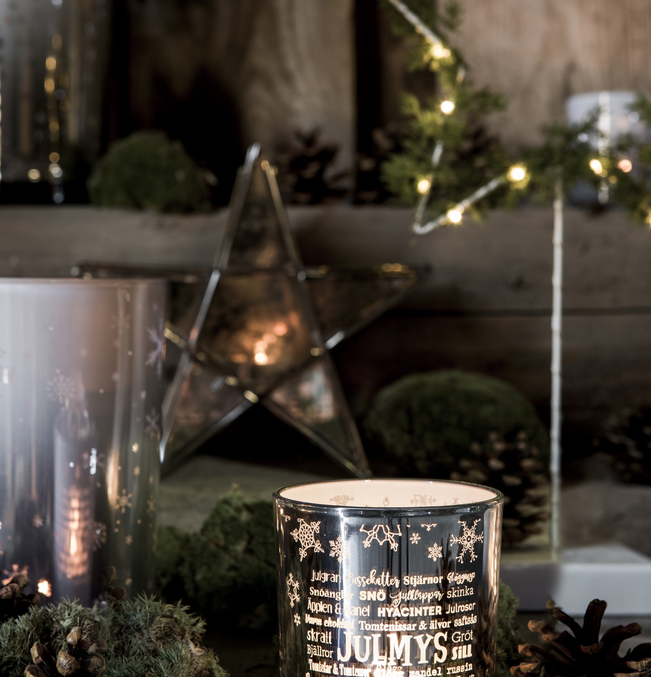 Julmys Silver - Majas Cottage ljuslykta i juldekorerad miljö