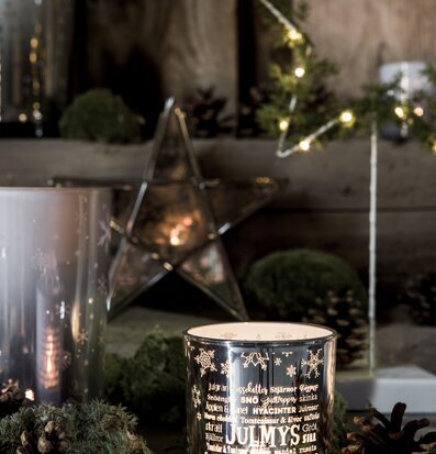 Bild av juldekoration: Ljuslykta och vinterstämning