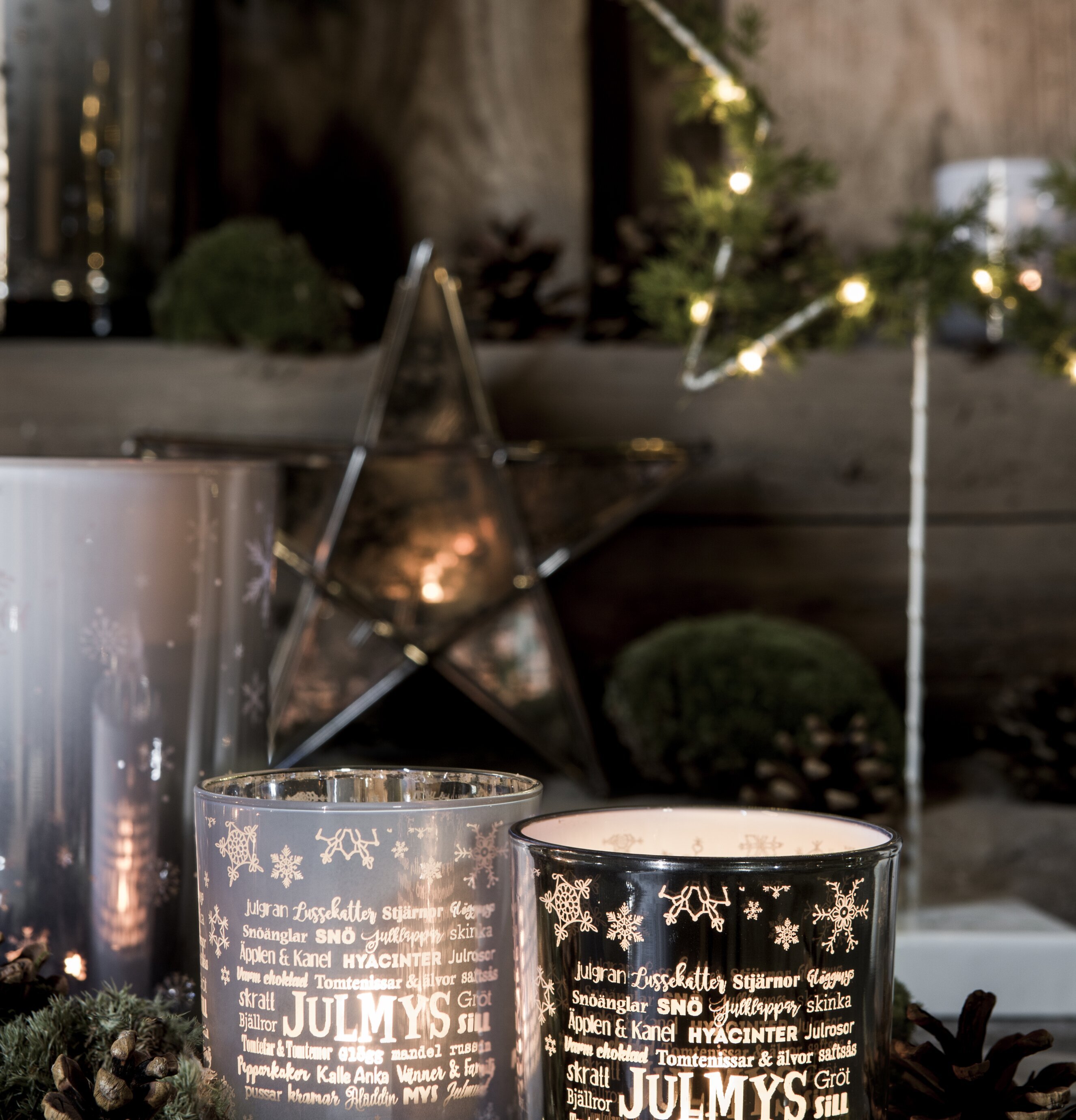 Bild av stämningsfulla ljuslyktor i julig atmosfär