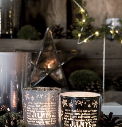 Bild av stämningsfulla ljuslyktor i julig atmosfär