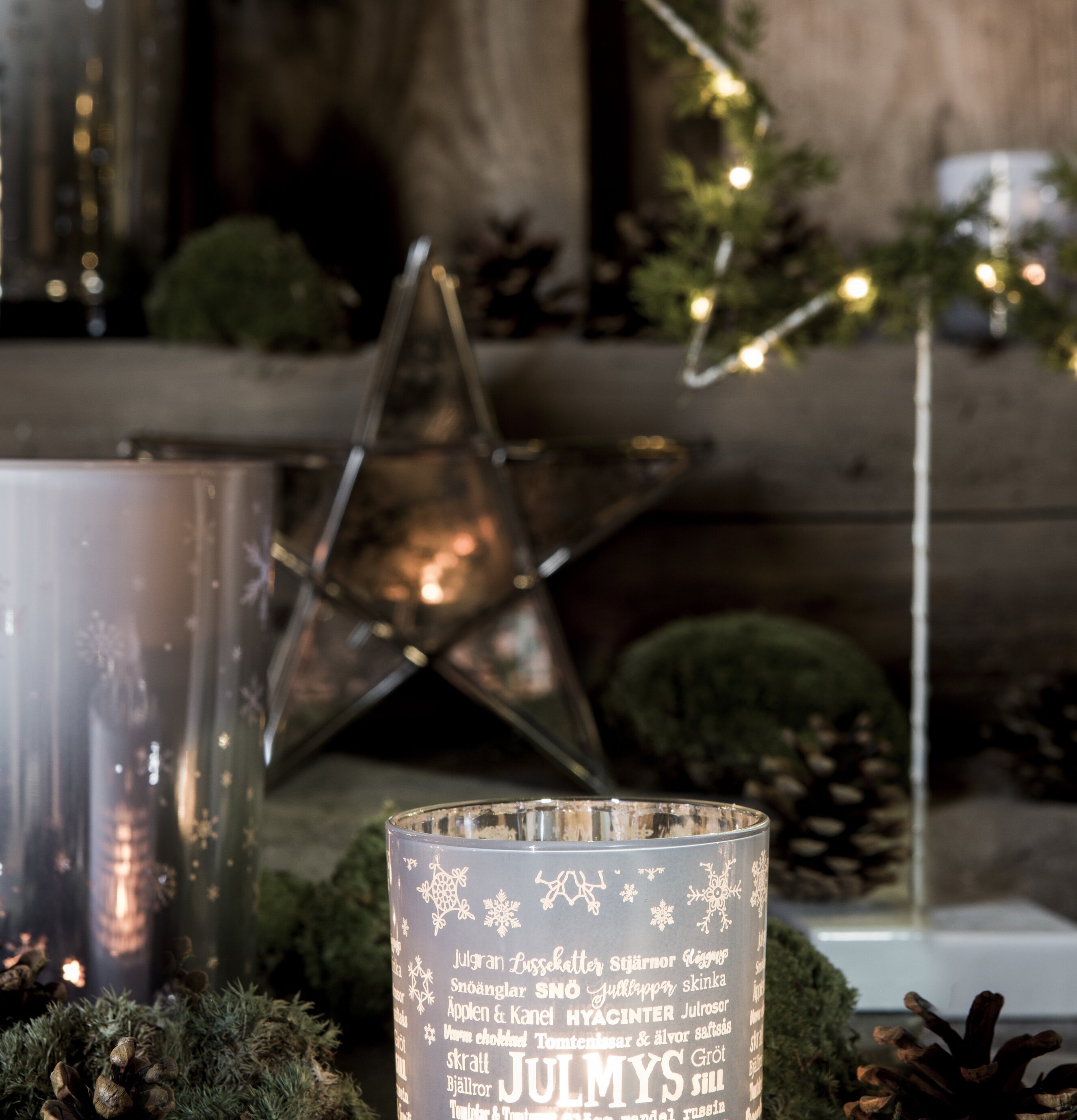 Bild av stämningsfull vinterdekoration med ljuslykta