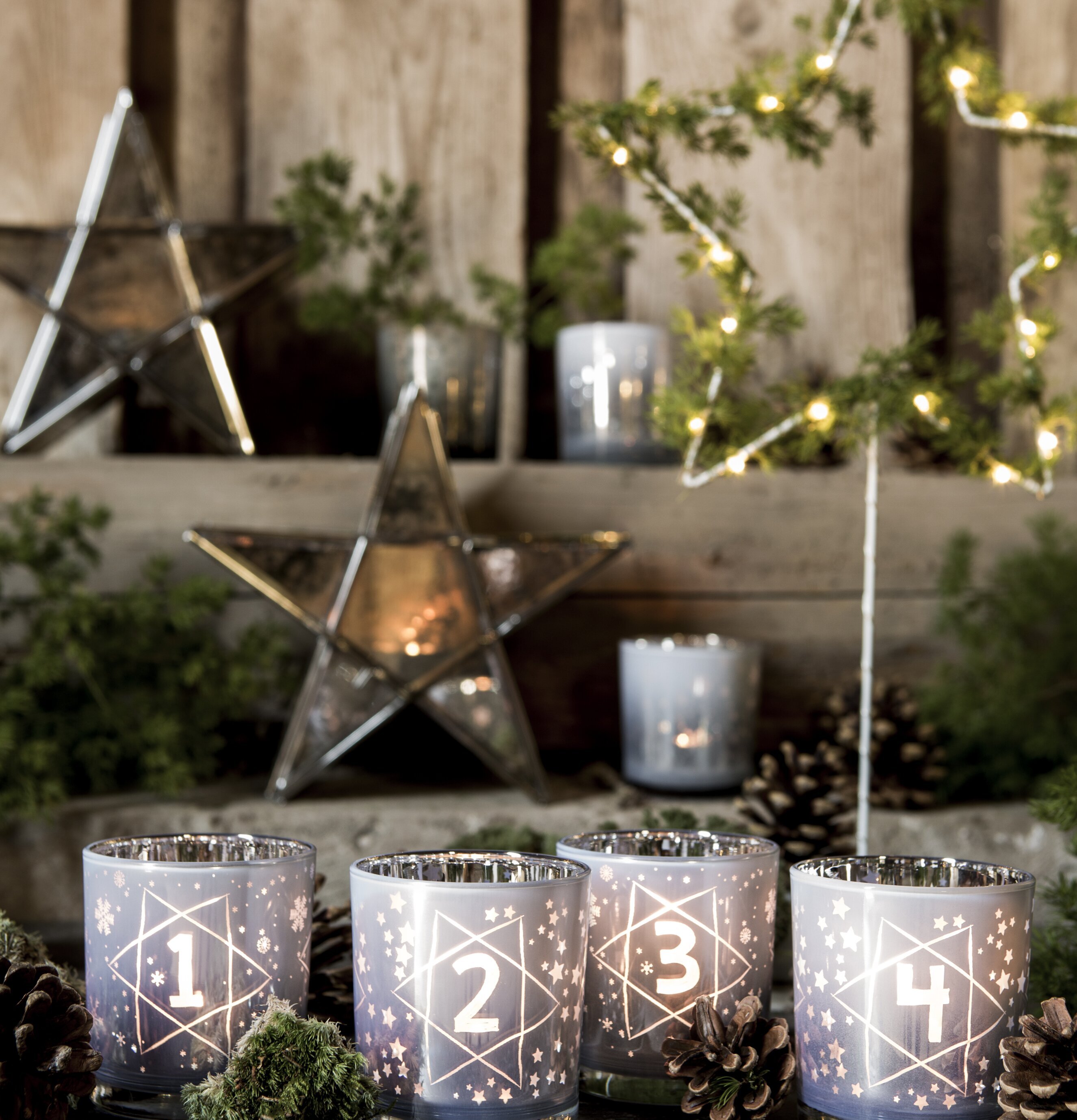 Bild av adventslyktor med stämningsfull dekoration