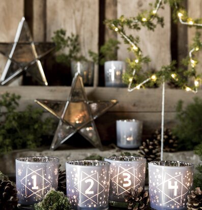 Bild av adventslyktor med stämningsfull dekoration