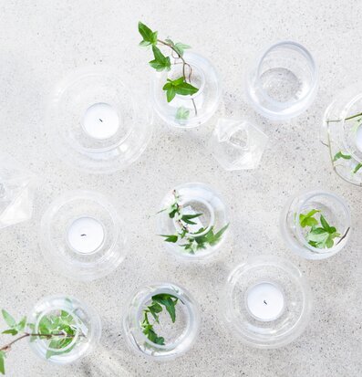 Bild av glaslyktor och prydnader i skandinavisk stil