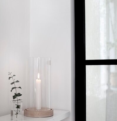 Bild av elegant rum med stilren ljuslykta och glasvas