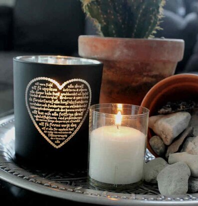 Bild av stämningsfull inredning med ljus och växter