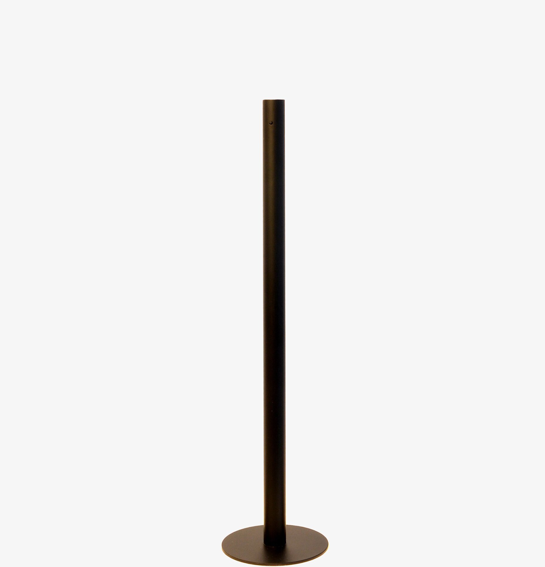 Bild av stilren svart ljusstake med minimalistisk design