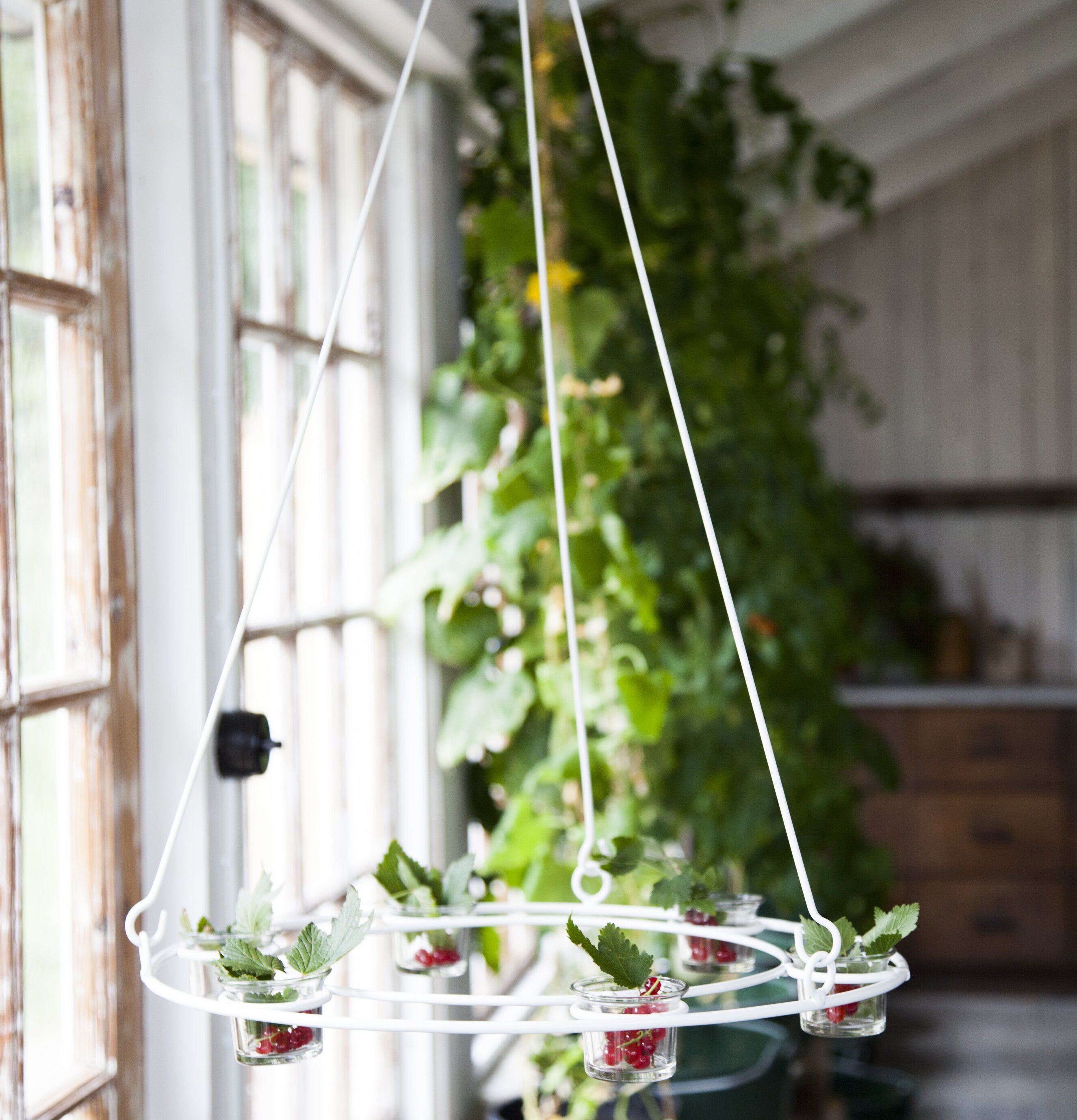 Virestad Ljuskrona Vit från Storefactory i solbelyst rum