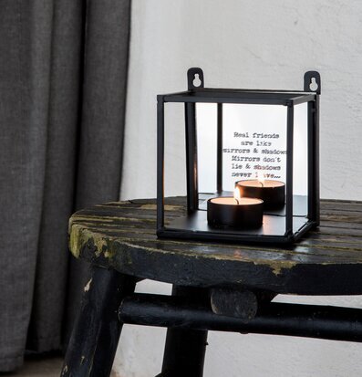 Bild av vägglykta med speglande budskap och ljus