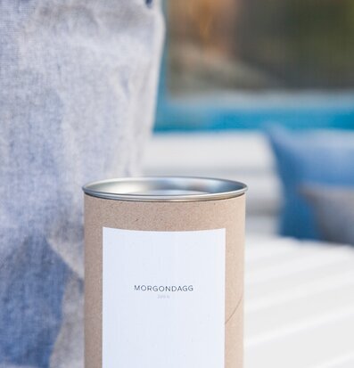 Foto av doftljus med minimalistisk och jordnära design