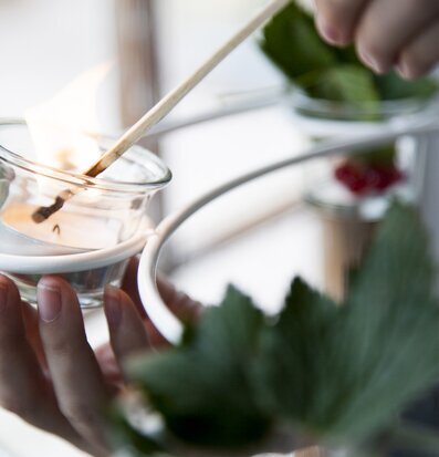 Foto av ljuslykta med brinnande ljus och elegant design