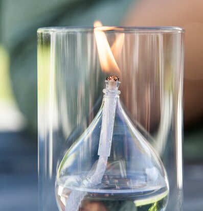 Bild av elegant oljelykta med glas och dansande låga