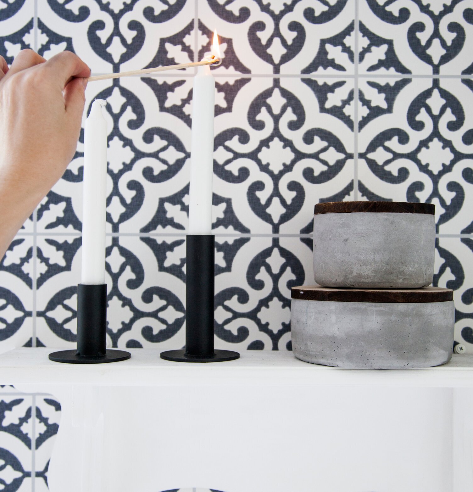 Bild av stilfull inredning med svarta ljusstakar