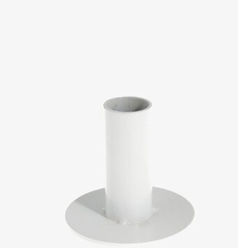 Bild av minimalistisk vit ljusstake på vit bakgrund