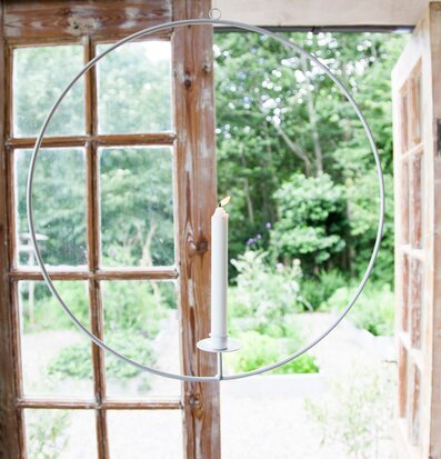 Bild av elegant ljusring i ljus och luftig interiör