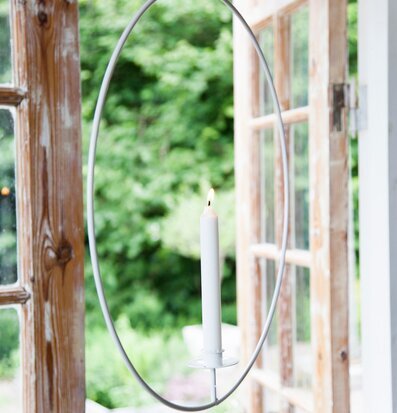 Bild av stilren ljusring i harmonisk och naturlig miljö