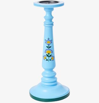 Bild av handmålad träljusstake med blomdetaljer