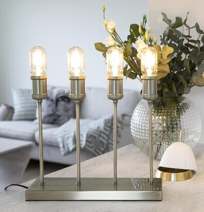 Foto av elegant bordslampa i mässing med fyra ljus