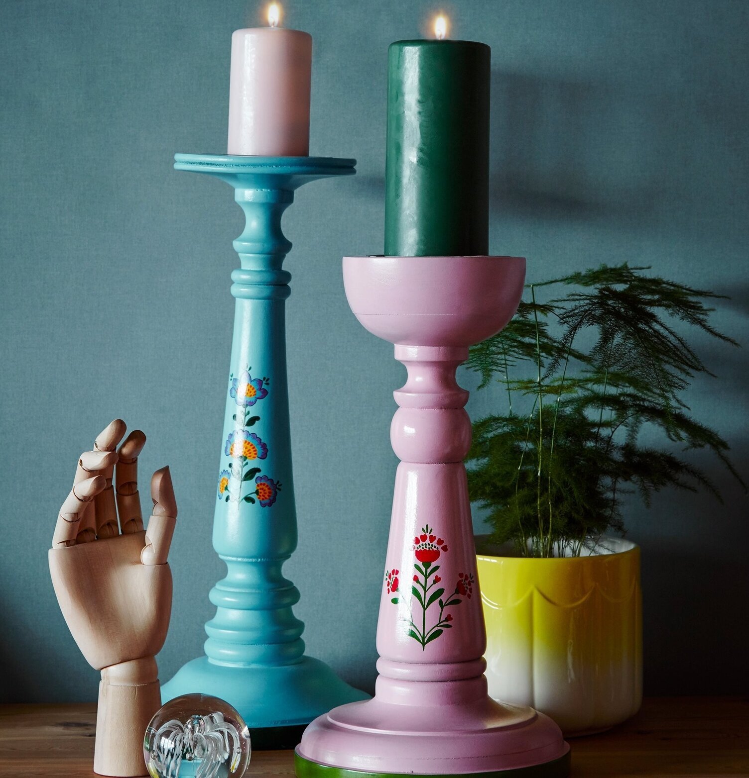 Träljusstake Rosa Medium från Rice med handmålade blommor