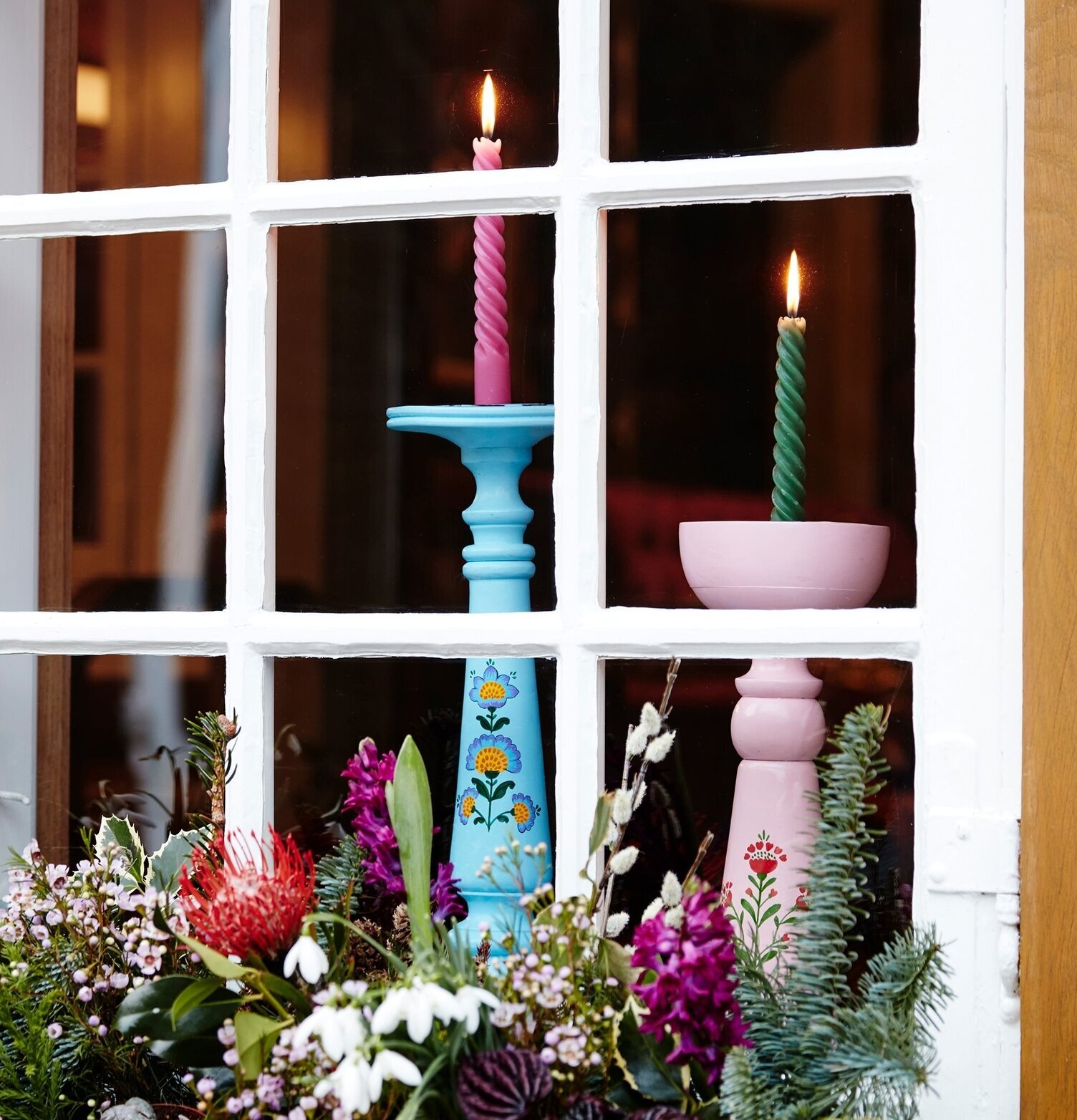 Träljusstake Rosa Medium från Rice på fönsterbräde med ljus