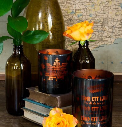 Foto av vackert arrangerade ljuslyktor och dekorationer