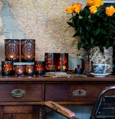 Bild av stämningsfull miljö med ljuslyktor och rosor