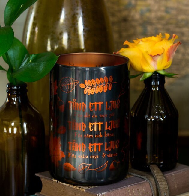 Bild: Ljuslykta med klassisk charm och inspirerande text