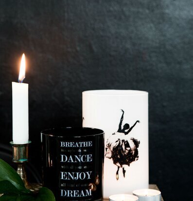 Foto av smakfullt arrangerade ljuslyktor och ljusstake