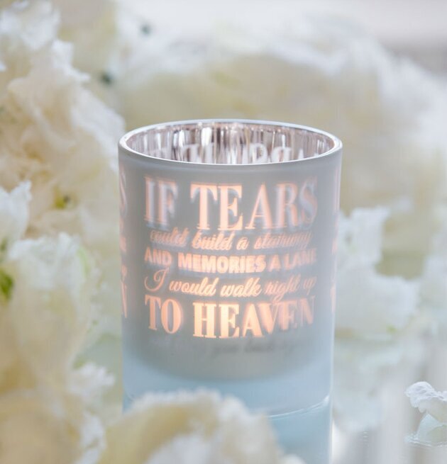 Bild av en elegant ljuslykta med blommig bakgrund