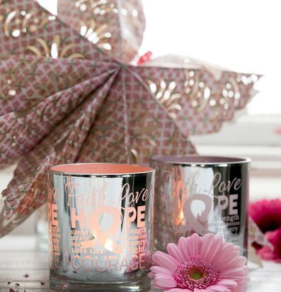 Bild av ljuslyktor med symbolik och naturliga inslag