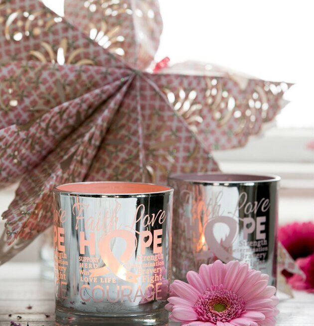 Bild av ljuslyktor med symbolik och naturliga inslag