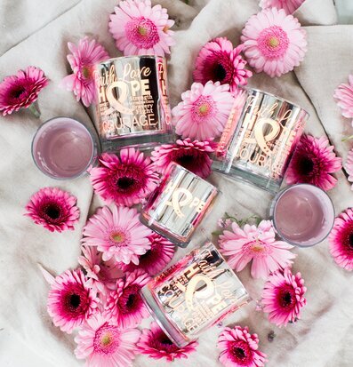 Bild av harmoniskt arrangemang med rosa ljuslyktor