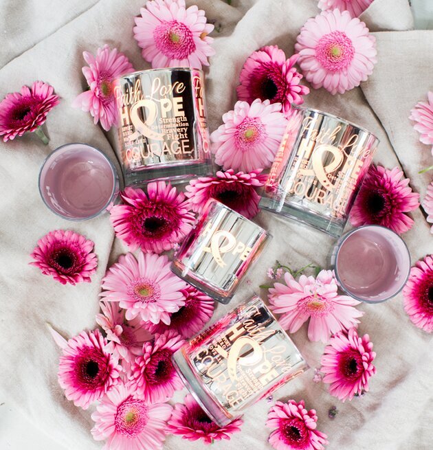 Bild av harmoniskt arrangemang med rosa ljuslyktor